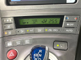 【オートエアコン】一度お好みの温度に設定すれば、車内の温度を検知し風量や温度を自動で調整。暑い&hellip;寒い&hellip;と何度もスイッチ操作をする必要はありません。快適な車内空間には必須の機能ですね♪