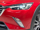 【LEDヘッドライト】悪天候や夜間走行時も良好な視界を確保し安心して運転できる高輝度LEDヘッドライトを装備!点灯速度が早く、消費電力も抑えられています。