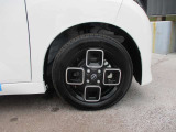 日産純正のアルミホイールが装着されてます。ボディデザインとマッチしておりカッコイイですね。