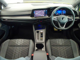 シンプルなデザインと一目でわかるスイッチの配置はPeoples Car=みんなの車という考えの現れです。各スイッチにはバックライトもついており、夜間でも安全に操作して頂けます。