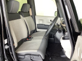 フロントシートはベンチシートです。ベンチシ―トは運転席と助手席の移動もスムーズ。狭い駐車場での乗り降りに便利です。