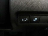 【パワーバックドアスイッチ】運転席から操作可能。途中でも止められる安心のバックドア。後ろの駐車スペースが狭い時に重宝します