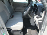 運転席には、シートリフターが付いております☆ 前後のスライドに加えシートの高さも変更出来ますので小柄な女性の方でも運転し易いポジションを取れます♪