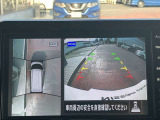 アラウンドビューモニターまるで車を真上から映したような映像で、前後左右の感覚が分かります♪車庫入れや駐車時に大活躍の機能です。