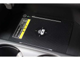 充電器を装備。対応するスマートフォンを置くだけ充電できます。