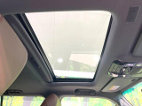 【サンルーフ】開放感たっぷりの希少装備、サンルーフが装着されています!車内に明かりを取り入れたり景色を楽しむ以外にも、車内の空気も簡単に換気できて快適です!