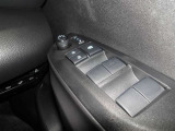 パワーウィンドウスイッチで運転席から全席の窓の開閉ができます。