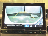 リバースギアに入れるだけで後方の表示へ切り替わります。夜間や雨の日の駐車も楽になりますよ。