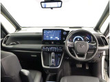 デザインもよく、居心地のよい運転席ですね。分かりやすいスイッチ類ですから操作もしやすく運転をサポートします。ぜひご来店いただき、実際にお座りいただいてステアリングを握ってみてください!