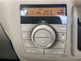 【オートエアコン】一度お好みの温度に設定すれば、車内の温度を検知し風量や温度を自動で調整。暑い&hellip;寒い&hellip;と何度もスイッチ操作をする必要はありません。快適な車内空間には必須の機能ですね♪