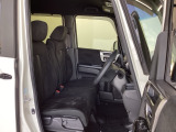 フロントシートはベンチシートです。ベンチシ―トは運転席と助手席の移動もスムーズ。狭い駐車場での乗り降りに便利です。