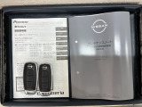 スマートキーは鍵をバッグに入れたままでもドアロックの開閉やエンジンのON・OFFができます。夜間や雨の日も鍵を探さなくて良いので便利です。