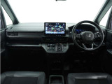 ◆インテリアパネル◆視界広々で非常に運転しやすくロングドライブでも疲れを感じさせないすっきりとまとまったインパネ周りです。
