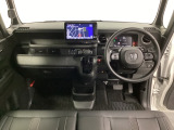 車内は光触媒抗菌消臭施工済です。スタイリッシュなデザインでスポーティなインパネ周りを演出します。グローブボックスやカップホルダーのほかにトレーなどたくさんの収納スペースが付いています。