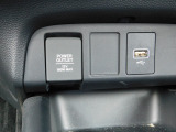 携帯電話やスマホの充電にも便利なUSB接続端子付き!さらに12V電源ユニットも装備されております。