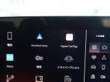 スマートフォンとAudiをUSBケーブルを介し接続。AppleのCarPlayやAndroid Autoのアプリを通じて、スマートフォンのコンテンツをMMIディスプレイに表示します。