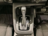 「e:HEV」搭載車です。日常シーンのほとんどをモーターで走行し、高速クルージングなどモーターよりもエンジンの方が効率が良い領域はエンジンで走行、あらゆる領域で優れた燃費走行を実現します。
