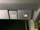アクセサリーソケットはUSBのアダプターなどをつければ、スマホの充電にも使えます。周辺には物が置けるトレーがついています。