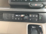 オートエアコン装着車で車内はいつも快適です!