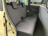 リヤシートも全車消毒済み。天井も高く広々快適空間!足元も軽とは思えない広さ。左右シートが別々に動くのでアレンジ色々♪
