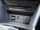 CD/DVD再生プレーヤーとフルセグTVチューナーを装備しています。また、USB端子も備えています。