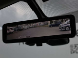 車両後方を映し出します・スマートルームミラー装備です。