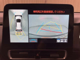 車を上から見たような視点のパノラミックビューモニター。後方の死角だけでなく左右や前方の障害物の発見もしやすくなります!
