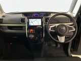 運転席周りのレイアウトをご覧ください。ナビゲーションが綺麗に装着されすっきり収まってますね!