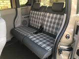 後席も広々!前席との距離や荷室の奥行きを、左右席で別々に調節できるスライドリアシートです。