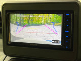 【バックカメラ】駐車時に後方がリアルタイム映像で確認できます。大型商業施設や立体駐車場での駐車時や、夜間のバック時に大活躍!運転スキルに関わらず、今や必須となった装備のひとつです!