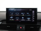 スマートフォンとAudiをUSBケーブルを介し接続。AppleのCarPlayやAndroid Autoのアプリを通じて、スマートフォンのコンテンツをMMIディスプレイに表示します。