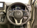ハンドルにHondaセンシング系のクルーズコントロールやレーンキープアシストなどのスイッチと、オーディオの操作スイッチが装備されています。ハンドルから手を離さず安全に操作できます。