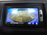バックカメラの画像です。ガイドラインがスムースな車庫入れをサポートいたします。車庫入れの安心感がアップしますね。