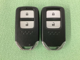 スマートキーを装備しています。鍵を差し込むことなくドアロックの開け閉めと、スタートボタン操作でのエンジンスタートができます。スペアキーも同じものを用意しております。