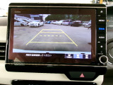 バックカメラの画像です。ガイドラインがスムースな車庫入れをサポートいたします。車庫入れの安心感がアップしますね。