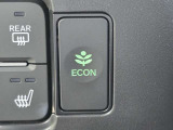 ワンタッチで省燃費走行をサポートするECONスイッチを装備。