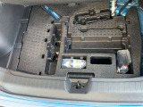 ラゲッジルーム下にエアポンプ・パンク修理剤・車載工具などがあります。