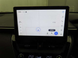 ディスプレイオーディオにナビ機能が設定されています。簡単な操作で行き先を入力することができ、音声で目的地まで案内してくれます。初めて訪れる場所も安心です。