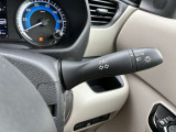 オートライト機能付きです♪またハイビームアシストで、先行車または対向車や周囲の明るさなどに応じ、自動的にハイビーム(上向き)とロービーム(下向き)を切り替えます♪