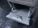 車内に持ち込んだ小物やドリンク食べ物がきちんと片付く収納も充実です。こちらは、大容量のインストセンターロアBOXになります。CDやダストBOX等に使えます。