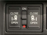 【両側パワースライドドア】両側がパワースライドドアになっており、運転席のスイッチやスマートキーでも開閉が可能です!開口部も広いので乗り降りも楽々♪