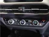 【オートエアコン】温度を設定すれば自動で快適な車内温度を保ちます。エアコン内部の高性能脱臭フィルターで車内のアレルゲンや花粉を除去。