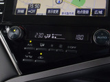 ★使いやすさや安全性を追求したステアリング周り!高級車ゆえにスイッチ類が多いのも特徴ですね!考え尽くされた配置ですぐに使いこなす事が出来ますのでご安心下さい!是非、体感してみて下さい!!