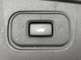【パワーテールゲート】運転席スイッチやキーレスキーからもテールゲートの開閉が可能なパワーテールゲートを装備してます。