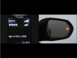 隣車線を走る車両をレーダーで検知し、ドアミラーでは確認しにくい後側方エリアに存在する車両に加え、急接近してくる車両も検知します。車両を検知するとドアミラーに搭載されたLEDインジケーターが点灯します。