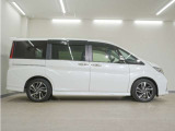 リアには左右スライドドアを採用。狭い駐車場でも開閉しやすく、強風の日でもドアが煽られにくくなっております。小さなお子さまやご年配の方も安心して乗り降りできます。