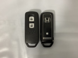 スマートキーを装備しています。鍵を差し込むことなくドアロックの開け閉めと、スタートボタン操作でのエンジンスタートができます。スペアキーも同じものを用意しております。