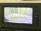 【バックカメラ】駐車時に後方がリアルタイム映像で確認できます。大型商業施設や立体駐車場での駐車時や、夜間のバック時に大活躍!運転スキルに関わらず、今や必須となった装備のひとつです!