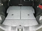 リヤシートを倒すと大きな荷物も搭載可能です。