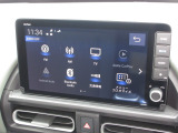 ナビゲーションは純正9インチメモリーナビ(LXM-242ZFNi)を装着しております。AM、FM、Bluetooth、フルセグTVがご使用いただけます。初めて訪れた場所でも安心ですね!